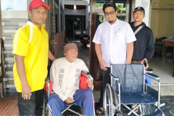 LAZISNU PCNU Banyumas Beri Bantuan Kursi Roda untuk Warga Losari Rawalo, Bukti Kepedulian Nyata!