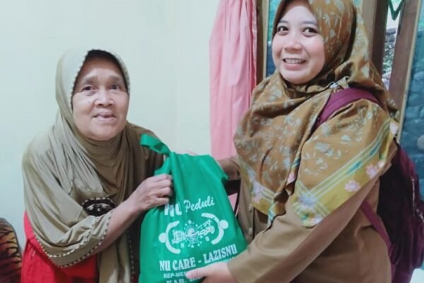 LAZISNU PCNU Banyumas Salurkan Bantuan Sembako untuk Dhuafa saat Kegiatan Kalimas Pramuka UIN Saizu
